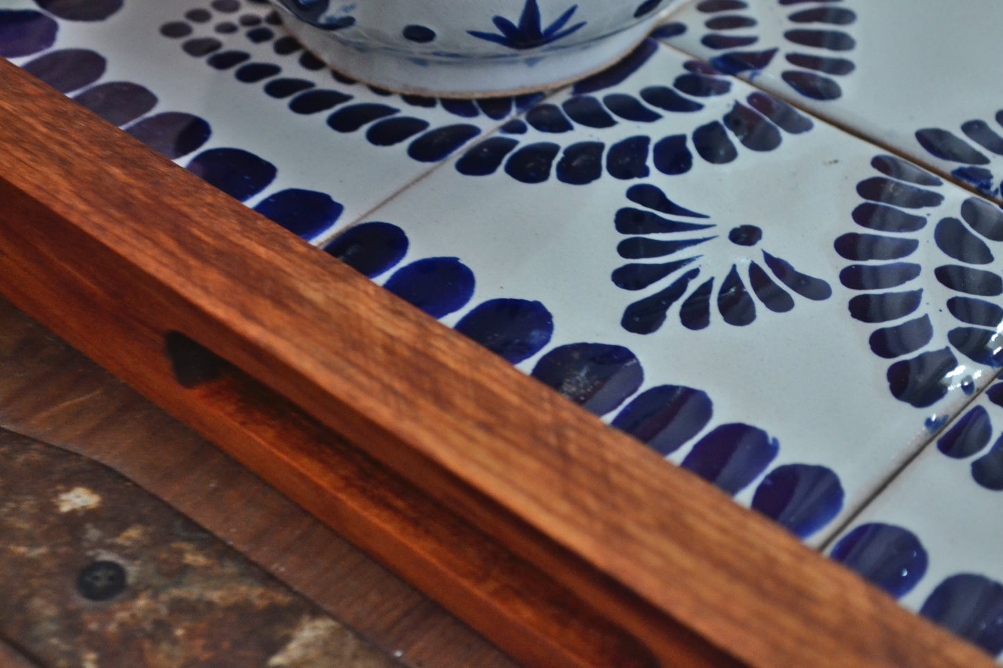 Juego de Tequila de Talavera Poblana con charola de madera CM497