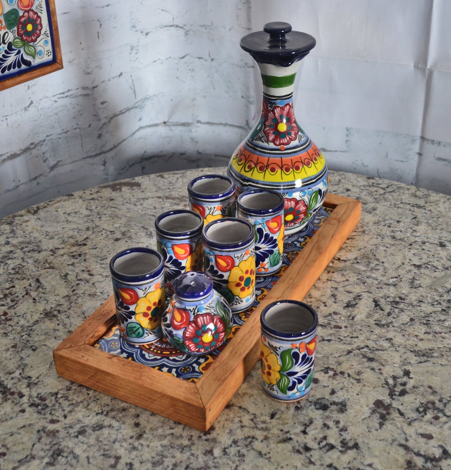 Juego de Tequila de Talavera Poblana con charola de madera CM494