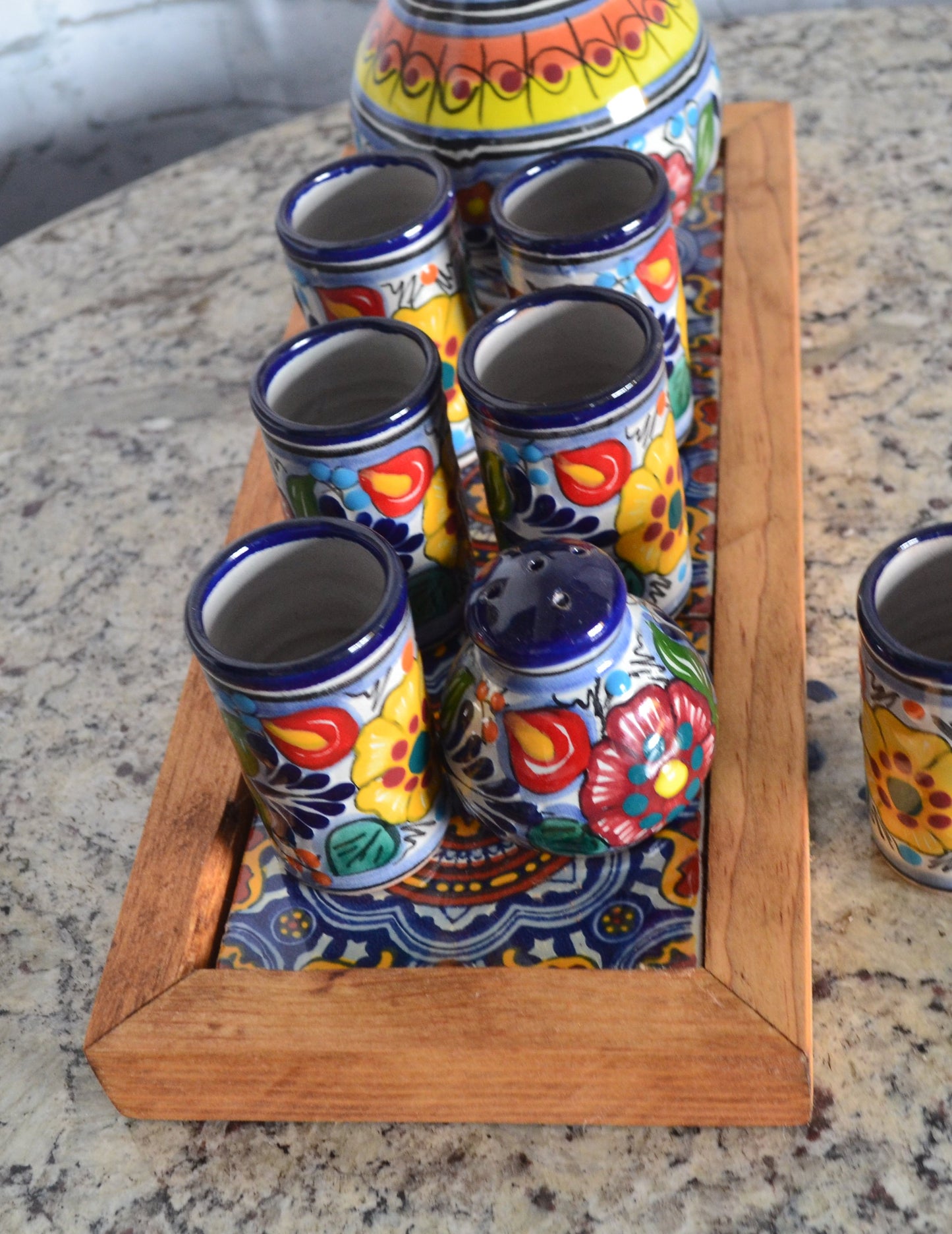 Juego de Tequila de Talavera Poblana con charola de madera CM494