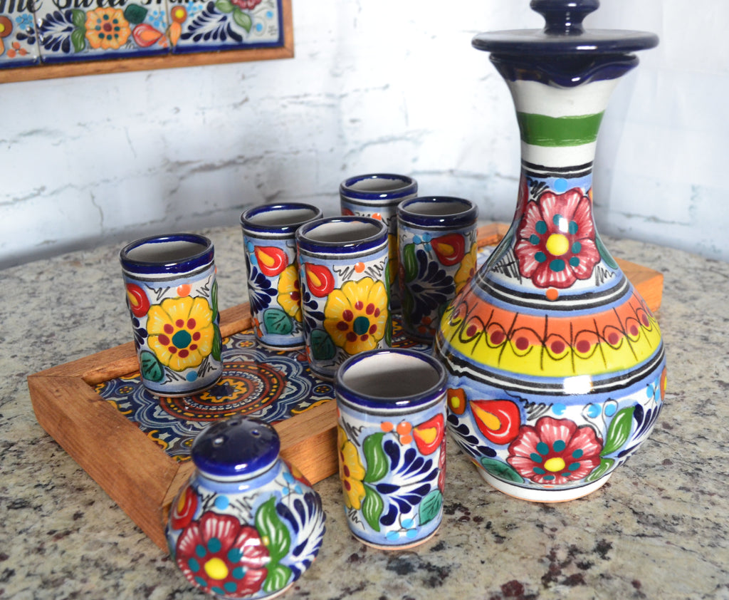 Juego de Licorera de Talavera Poblana con charola de madera CM494