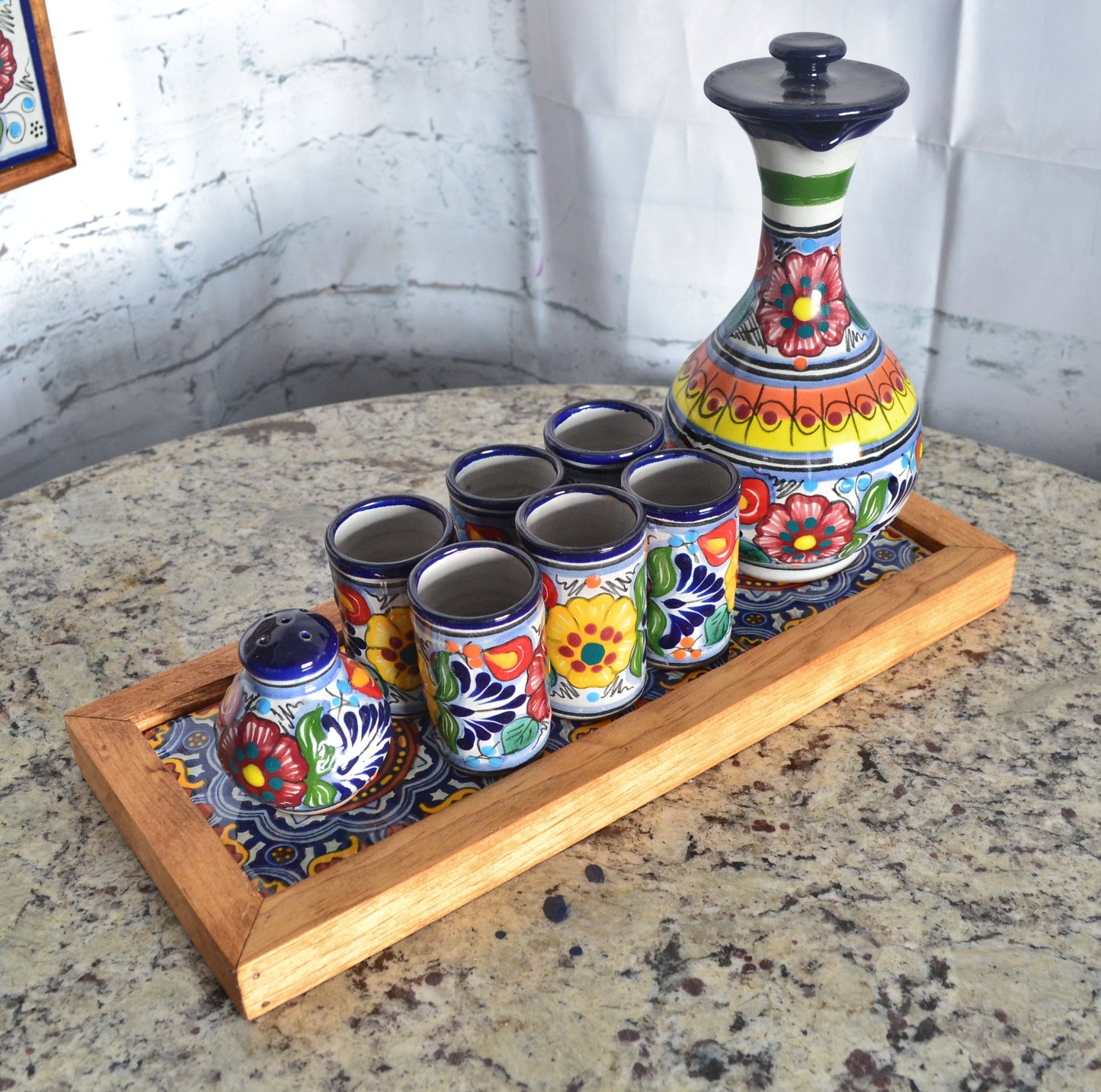 Juego de Tequila de Talavera Poblana con charola de madera CM494