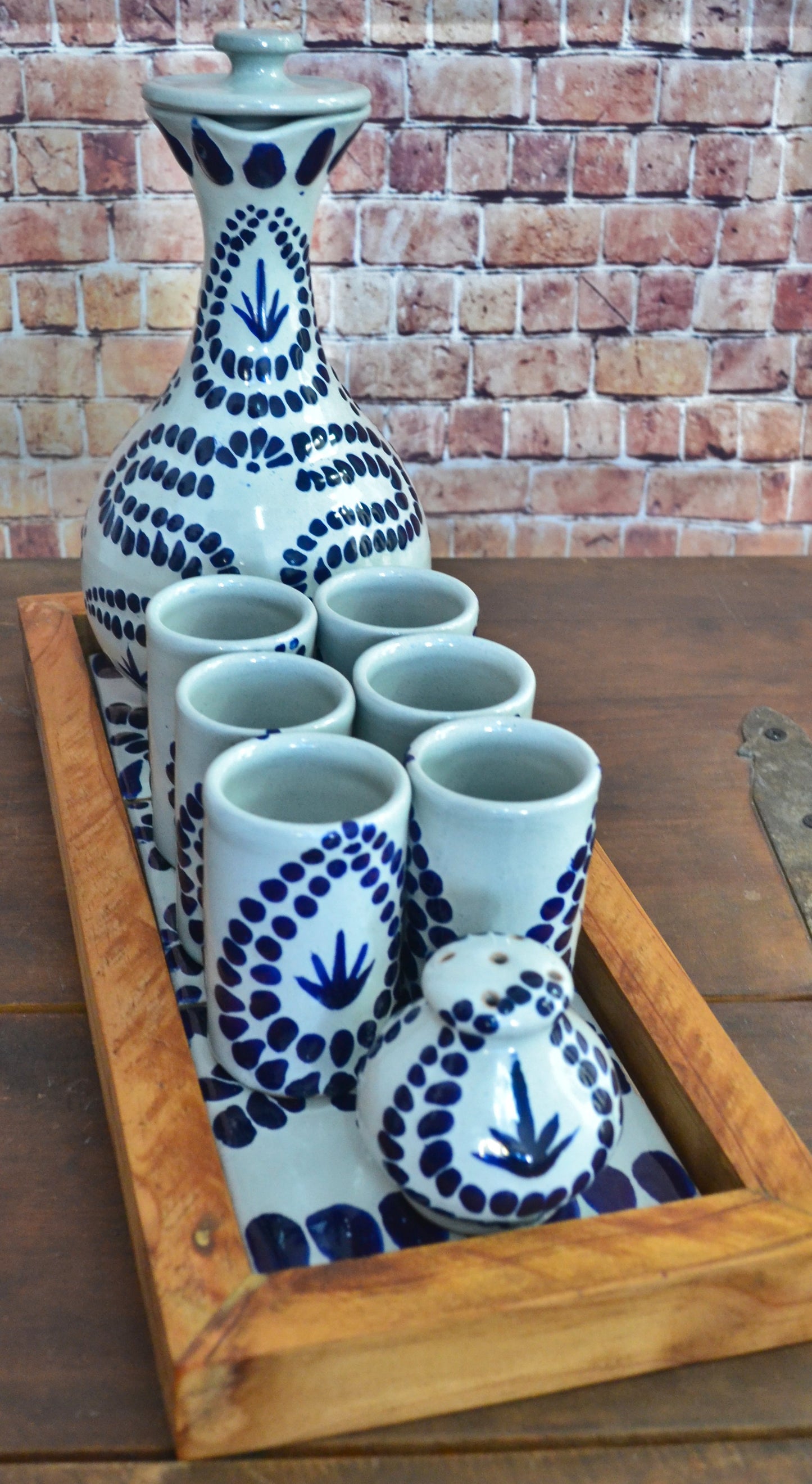 Juego de Tequila de Talavera Poblana con charola de madera CM496