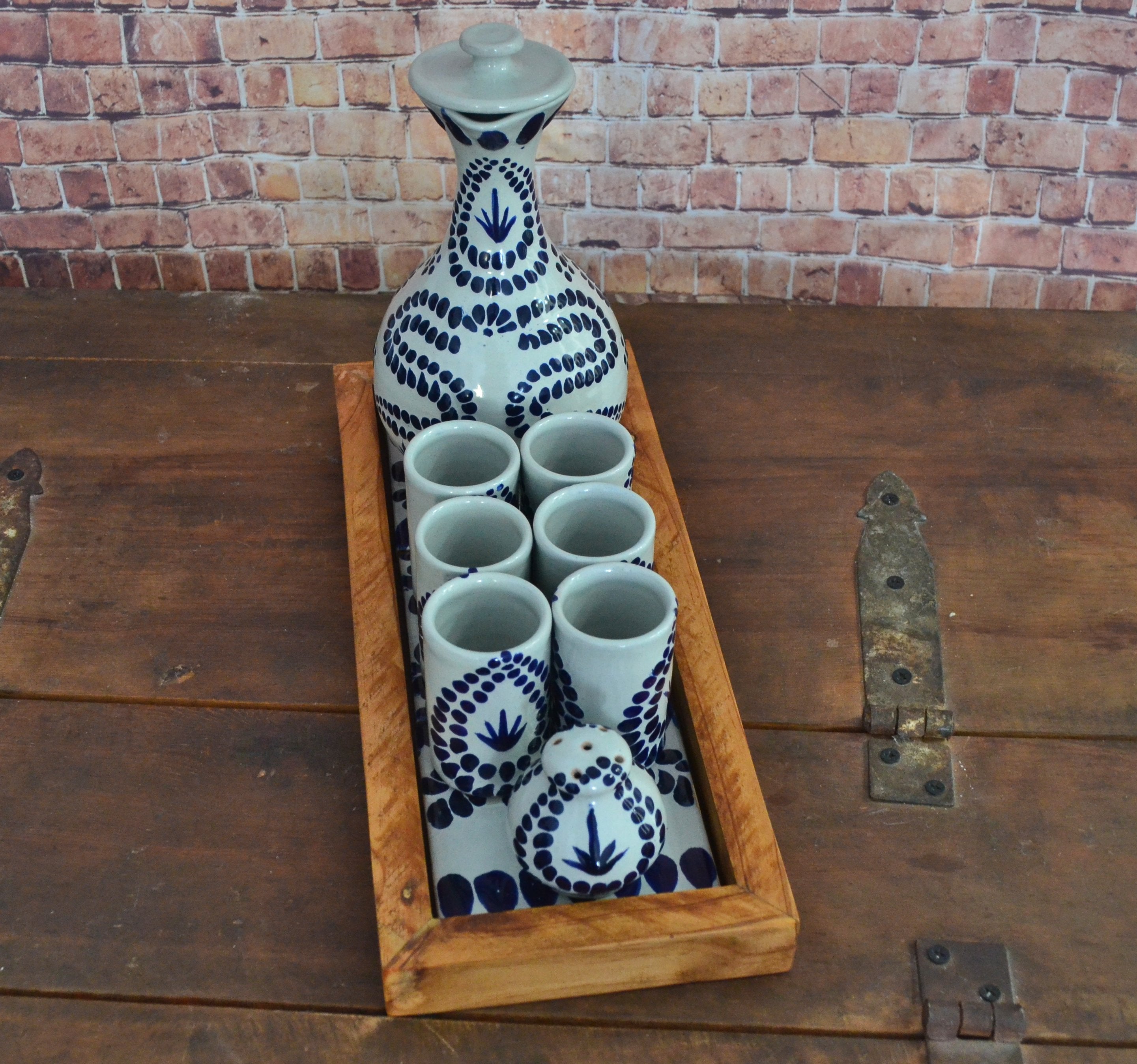 Juego de Licorera de Talavera Poblana con charola de madera CM496