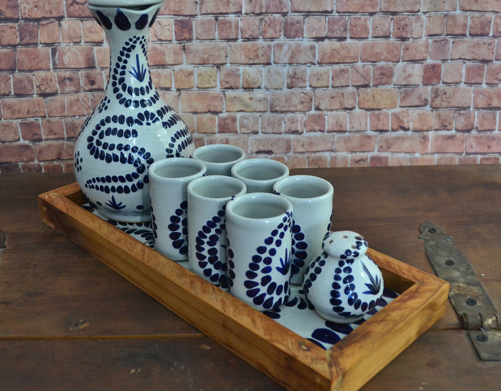 Juego de Licorera de Talavera Poblana con charola de madera CM496