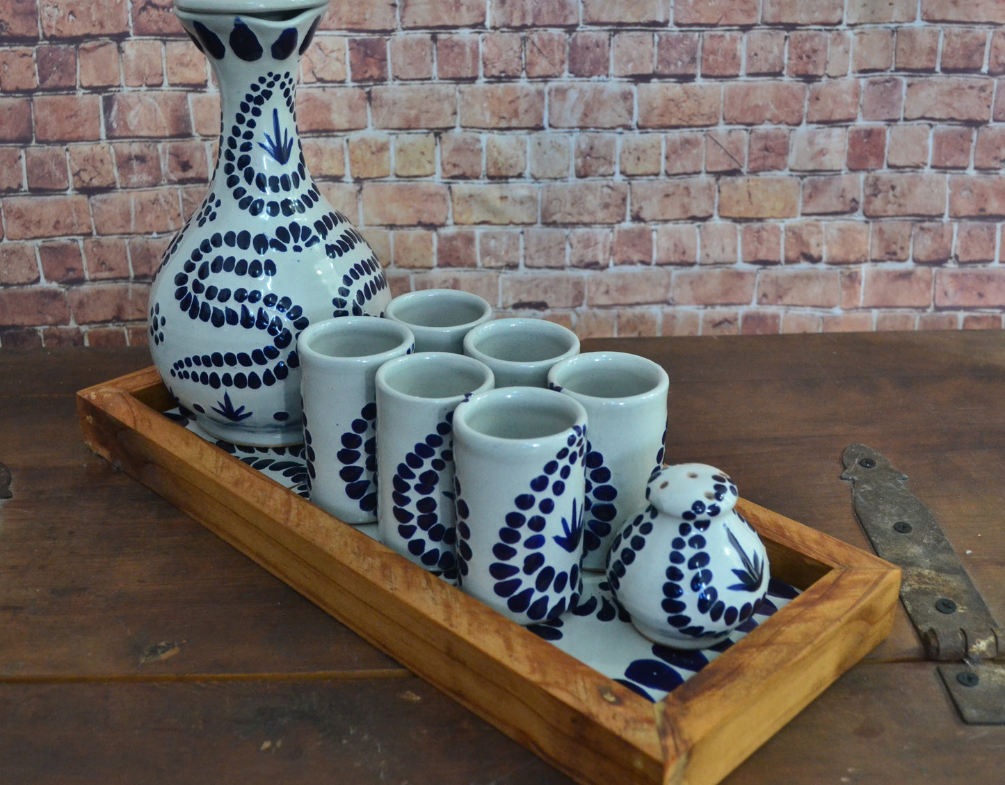 Juego de Tequila de Talavera Poblana con charola de madera CM496