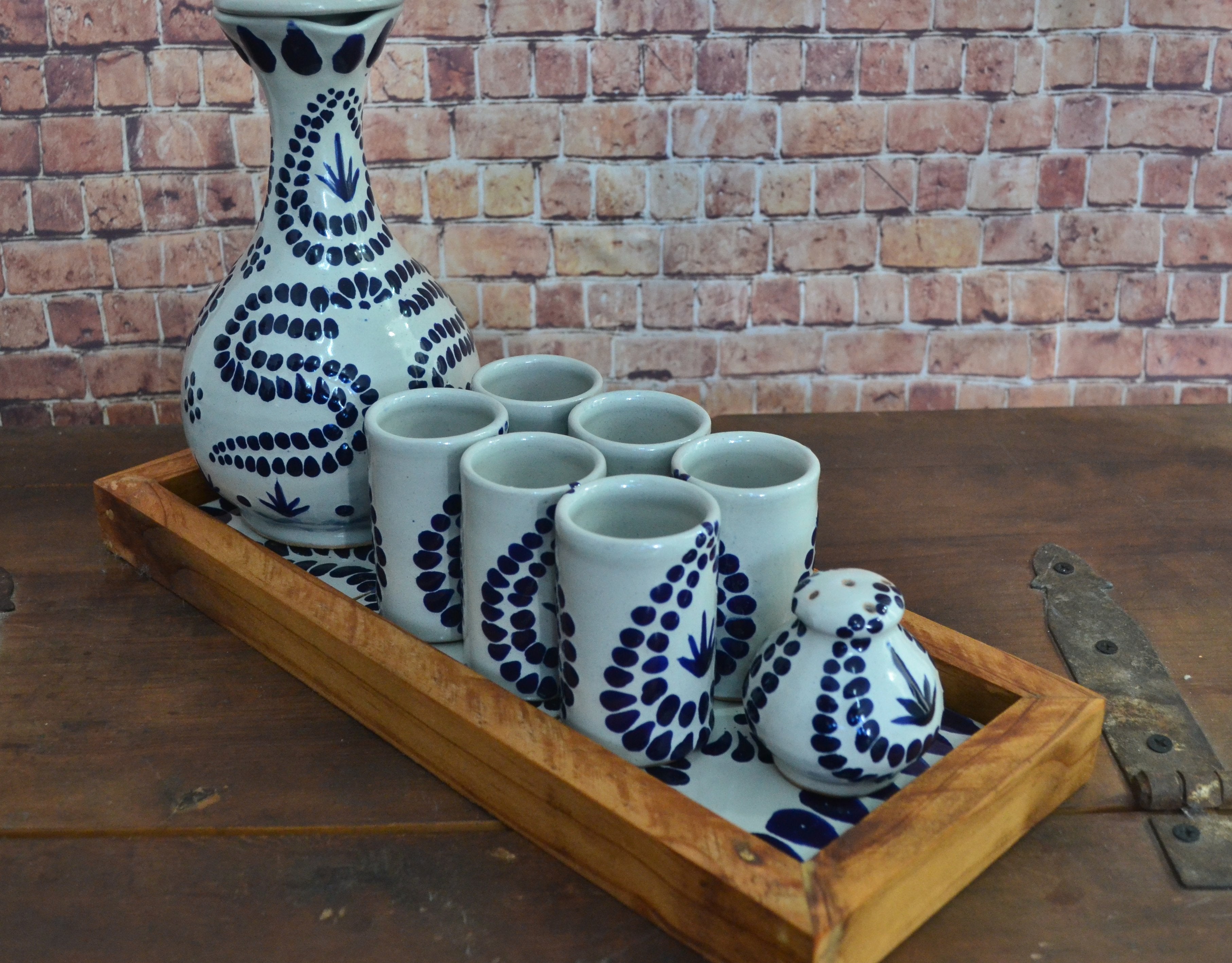 Juego de Licorera de Talavera Poblana con charola de madera CM496