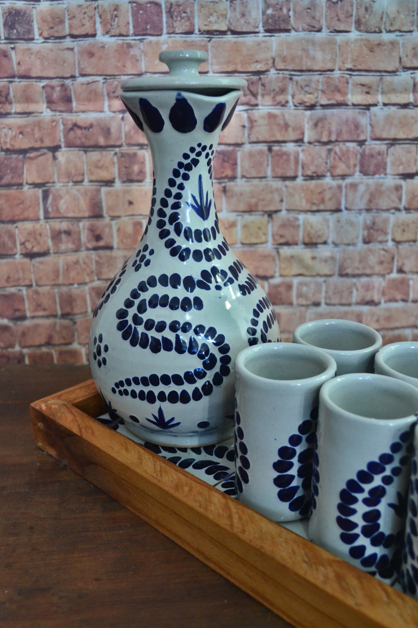Juego de Tequila de Talavera Poblana con charola de madera CM496