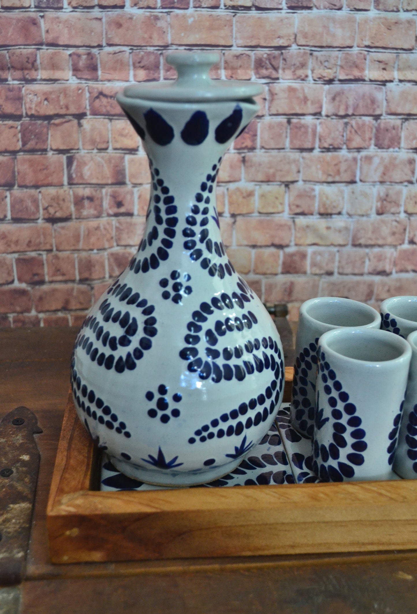 Juego de Tequila de Talavera Poblana con charola de madera CM496