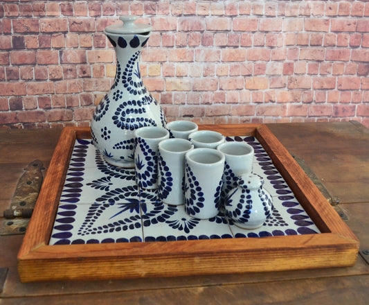 Juego de Tequila de Talavera Poblana con charola de madera CM497