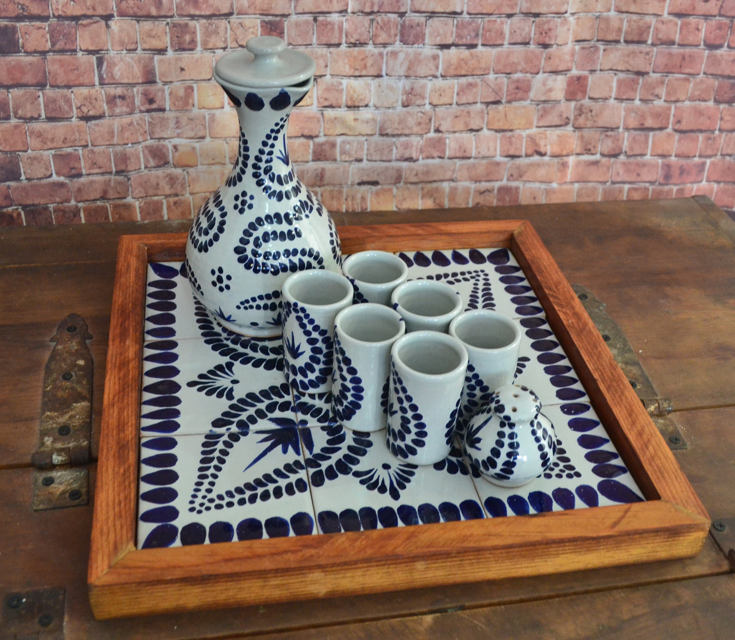 Juego de Tequila de Talavera Poblana con charola de madera CM497
