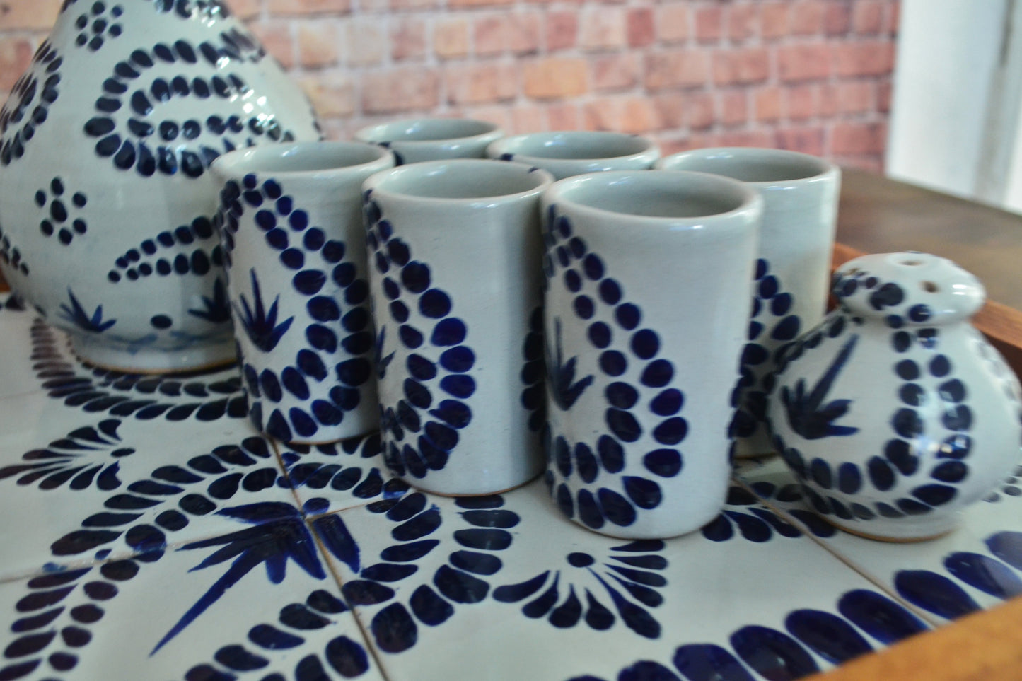 Juego de Tequila de Talavera Poblana con charola de madera CM497