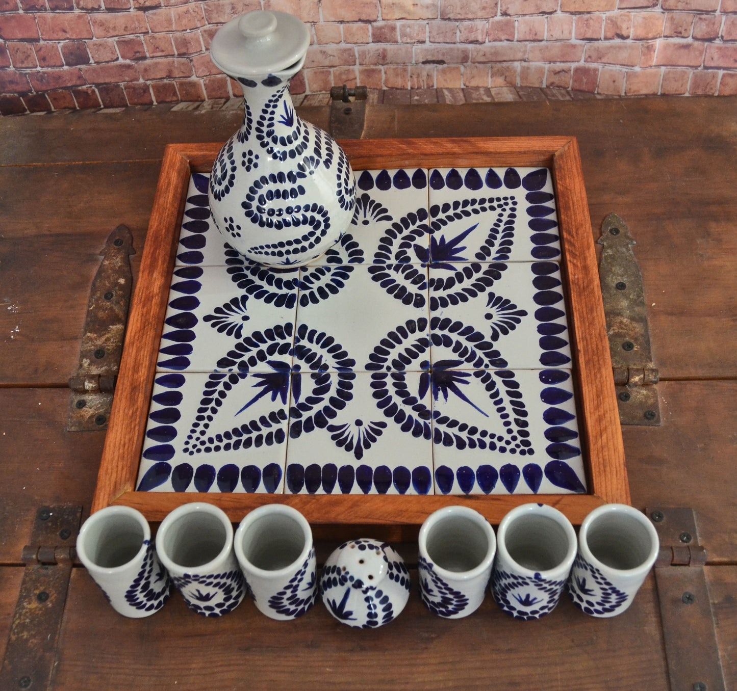 Juego de Tequila de Talavera Poblana con charola de madera CM497