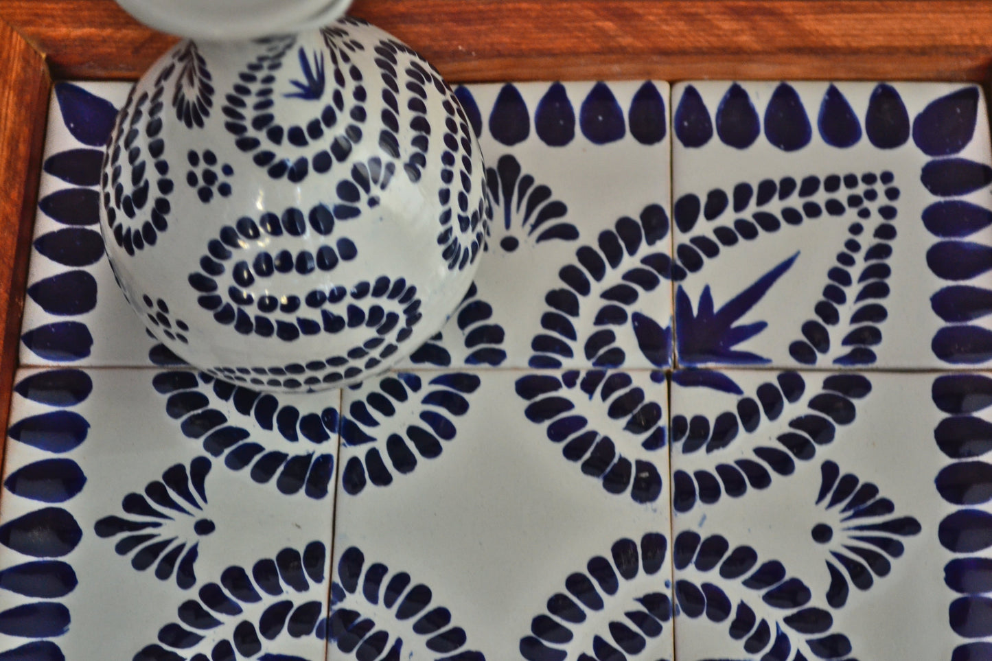 Juego de Tequila de Talavera Poblana con charola de madera CM497