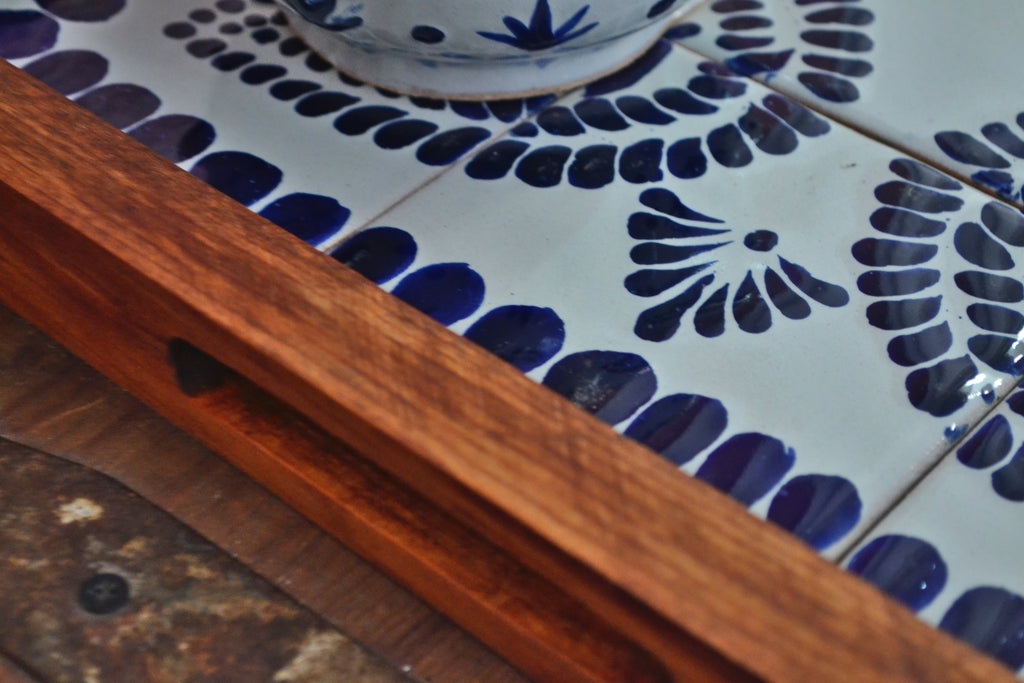 Juego de Licorera de Talavera Poblana con charola de madera CM497