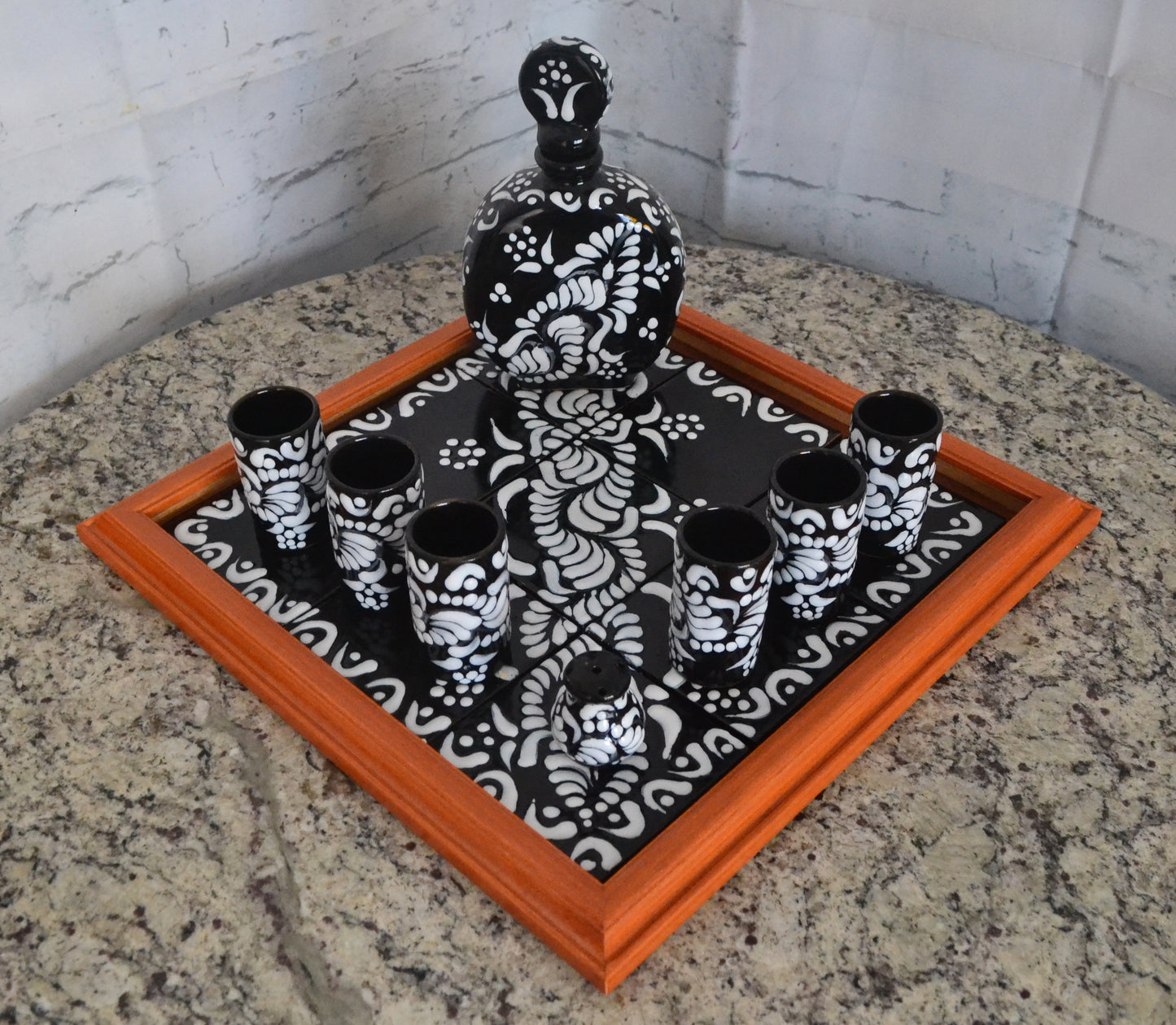 Juego de Tequila de Talavera Poblana con charola de madera CM522