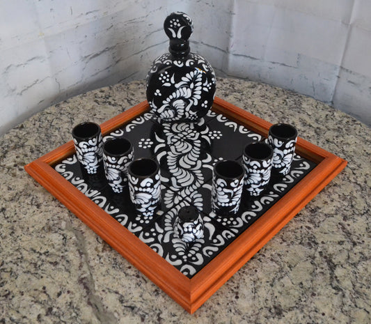 Juego de Tequila de Talavera Poblana con charola de madera CM522