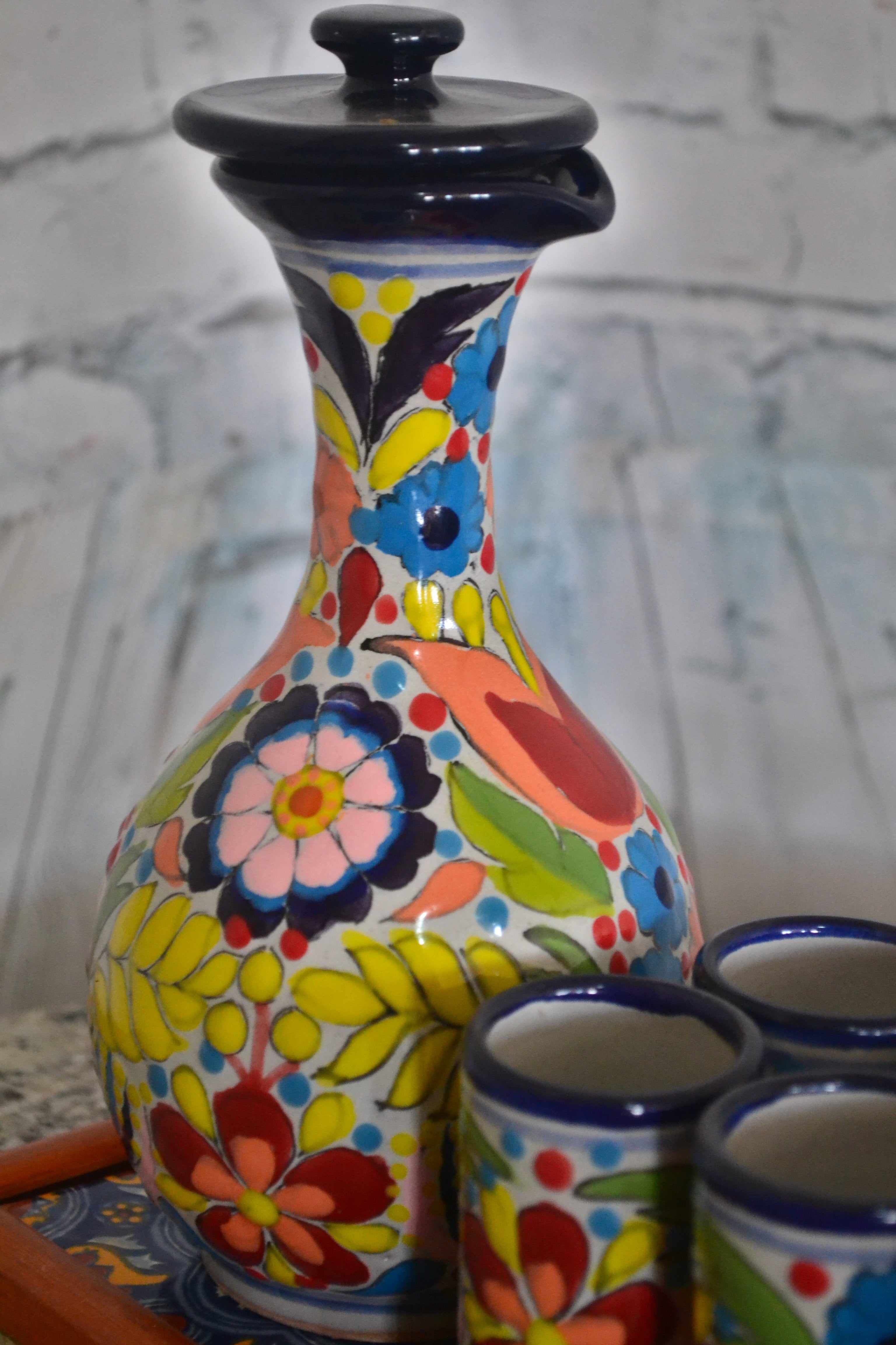 Juego de Licorera de Talavera Poblana con charola de madera CM535