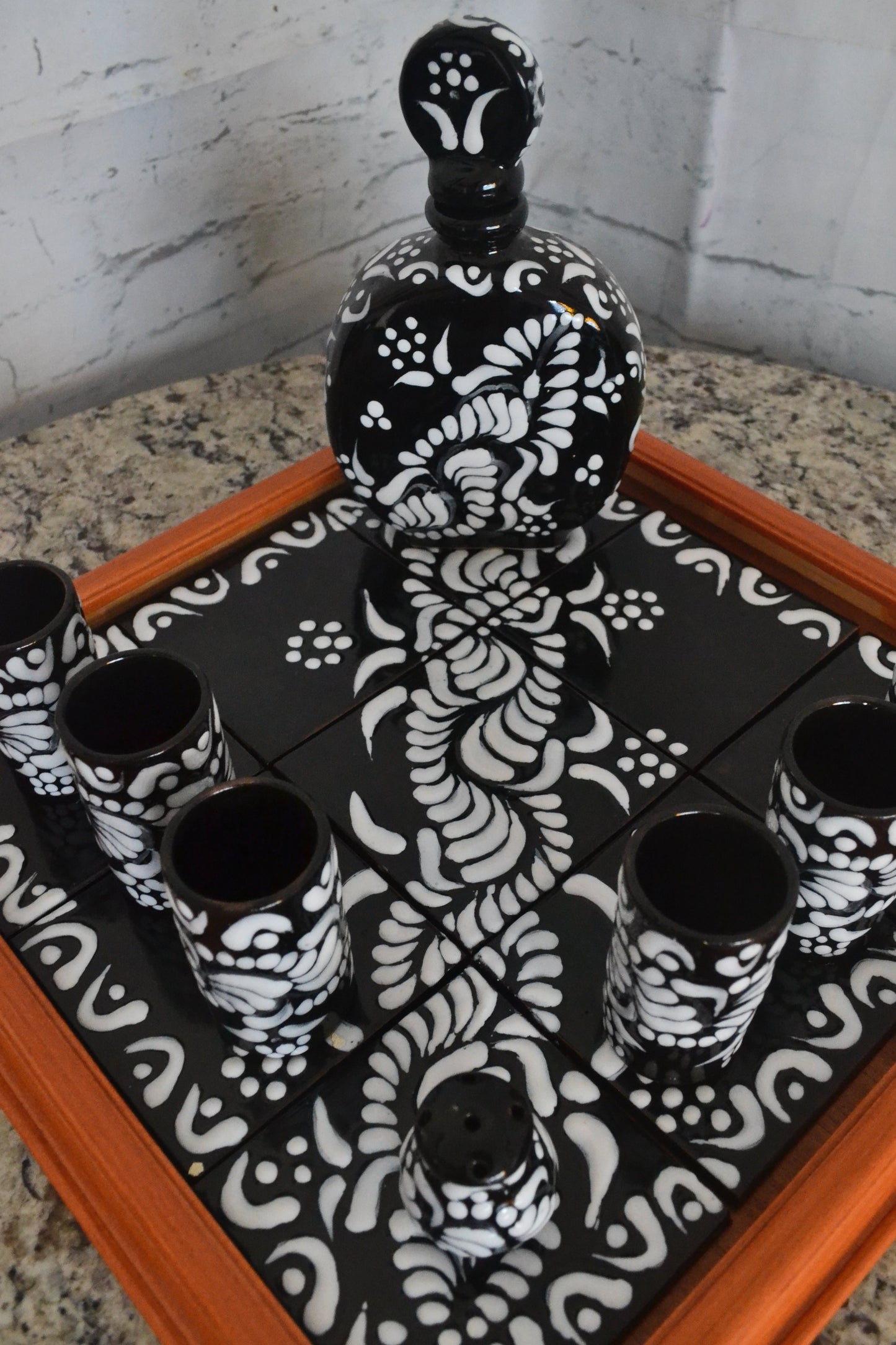 Juego de Tequila de Talavera Poblana con charola de madera CM522