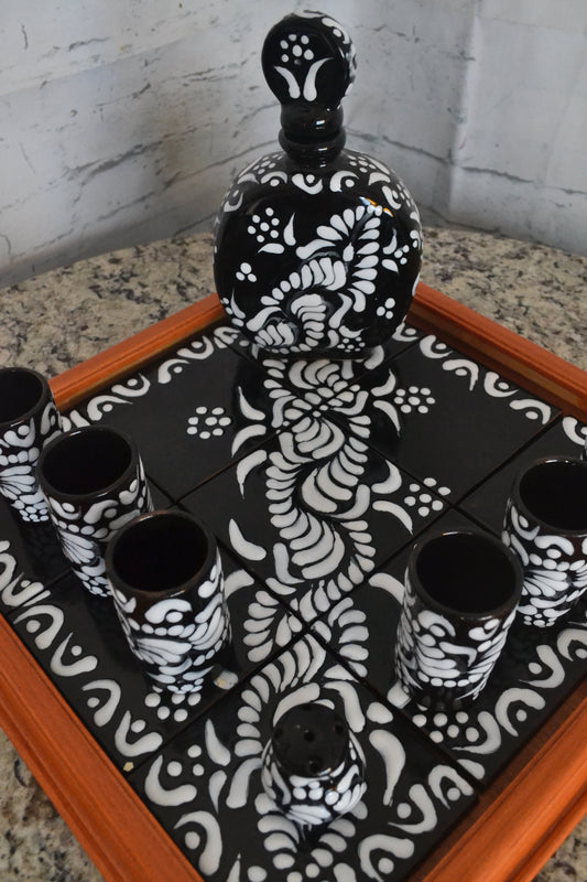 Juego de Tequila de Talavera Poblana con charola de madera CM522