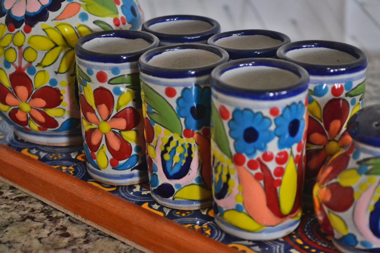 Juego de Tequila de Talavera Poblana con charola de madera CM535