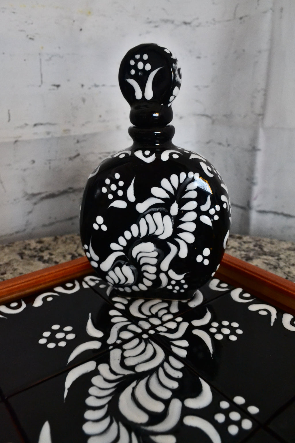 Juego de Licorera de Talavera Poblana con charola de madera CM522