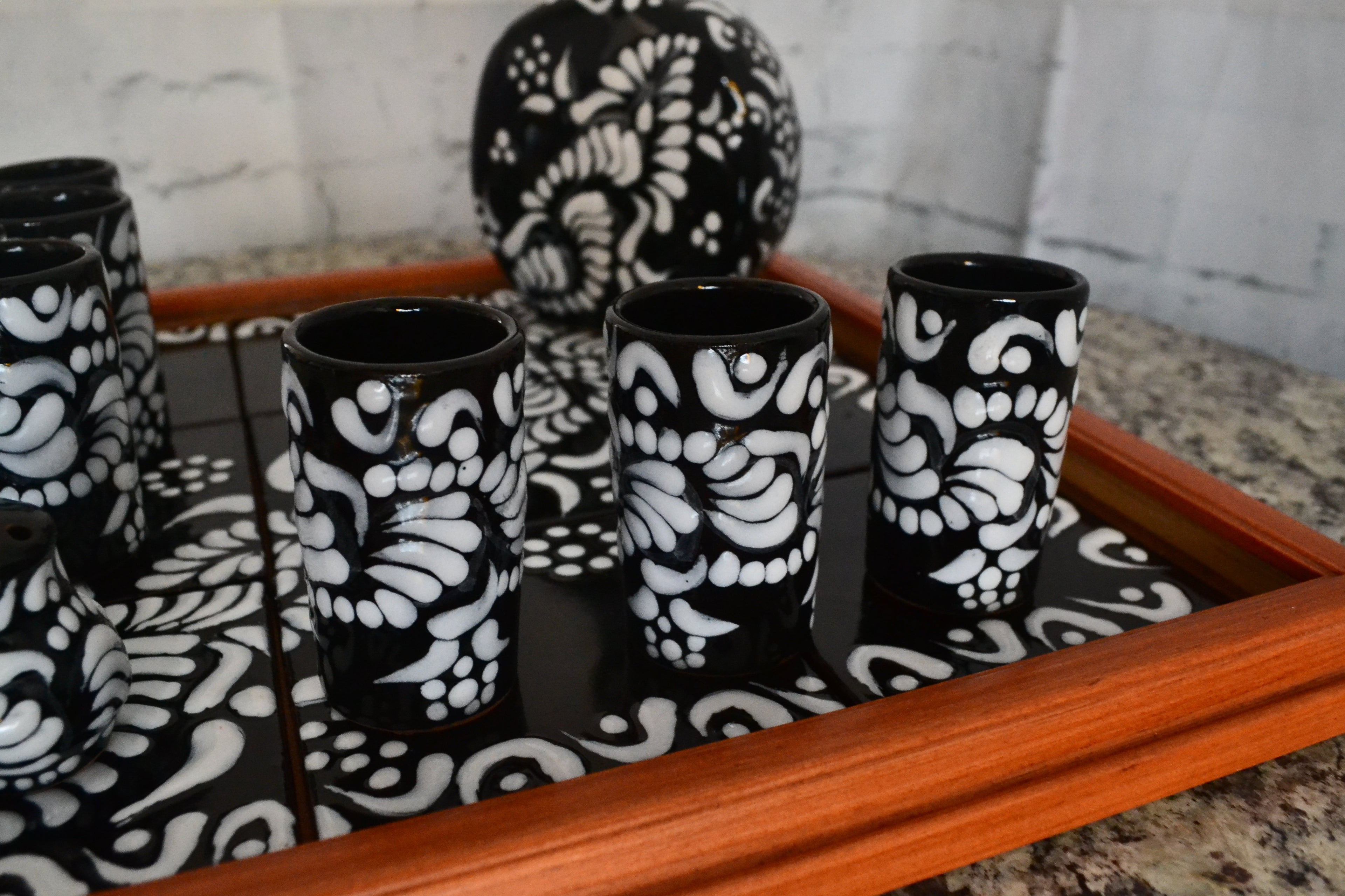 Juego de Licorera de Talavera Poblana con charola de madera CM522