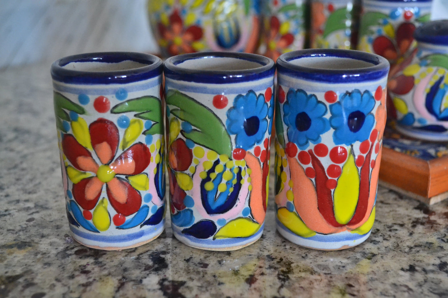 Juego de Tequila de Talavera Poblana con charola de madera CM535