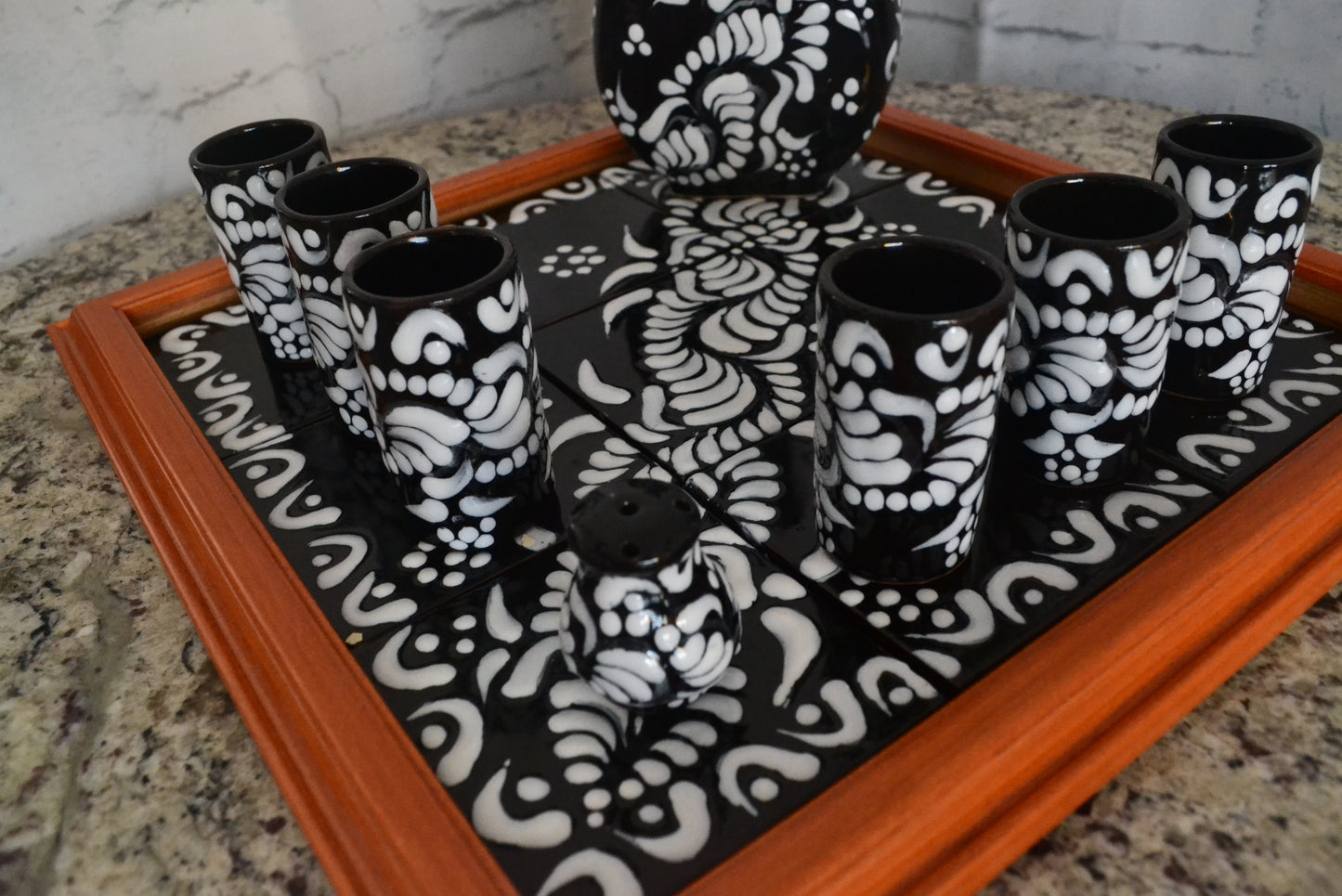 Juego de Tequila de Talavera Poblana con charola de madera CM522