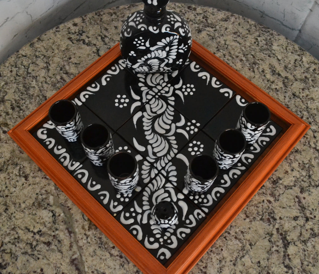 Juego de Licorera de Talavera Poblana con charola de madera CM522