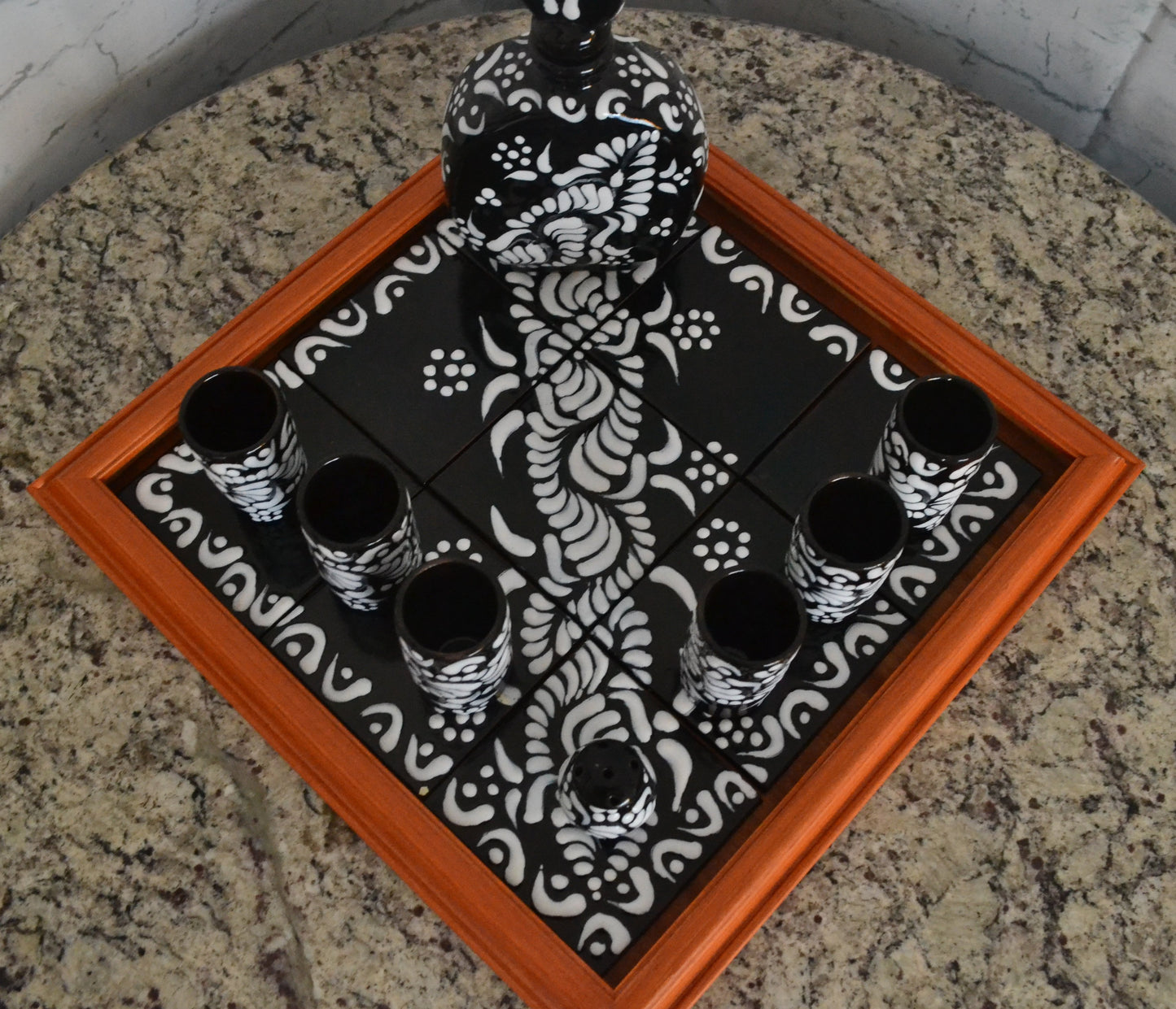 Juego de Tequila de Talavera Poblana con charola de madera CM522