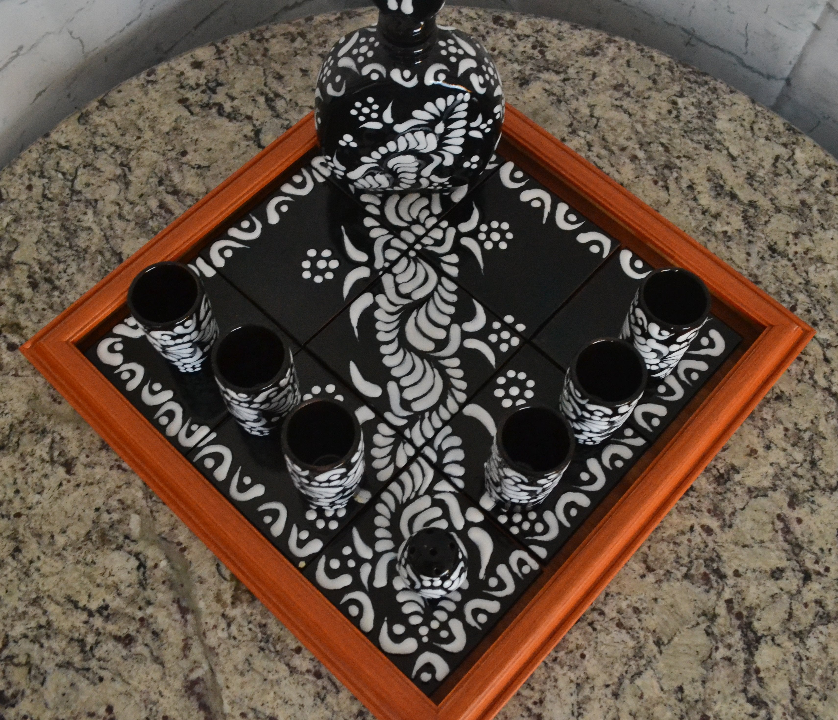 Juego de Licorera de Talavera Poblana con charola de madera CM522