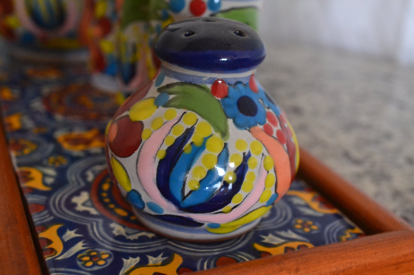 Juego de Tequila de Talavera Poblana con charola de madera CM535
