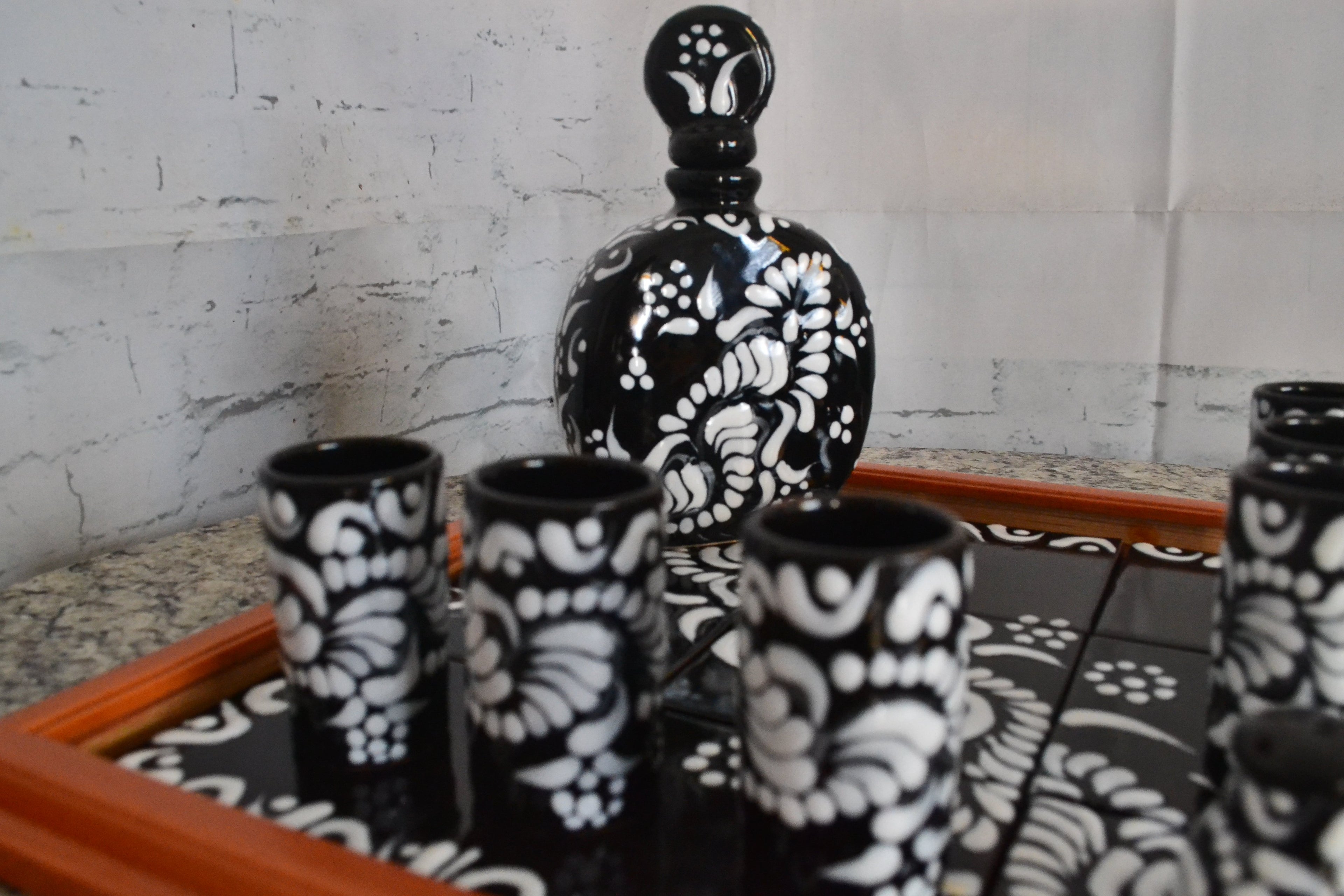 Juego de Licorera de Talavera Poblana con charola de madera CM522