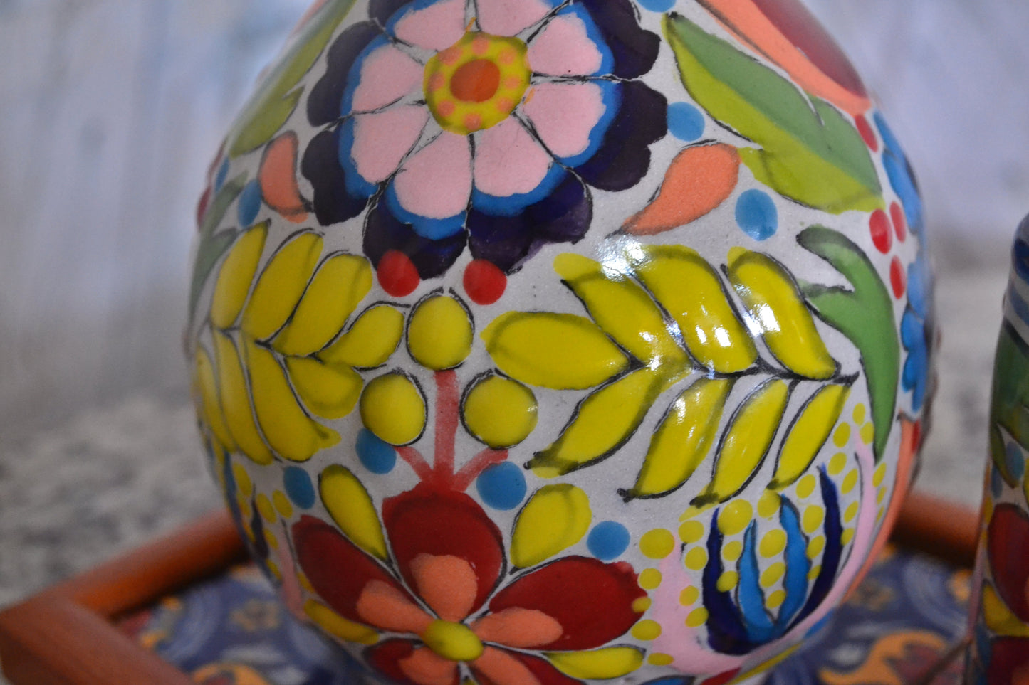 Juego de Tequila de Talavera Poblana con charola de madera CM535