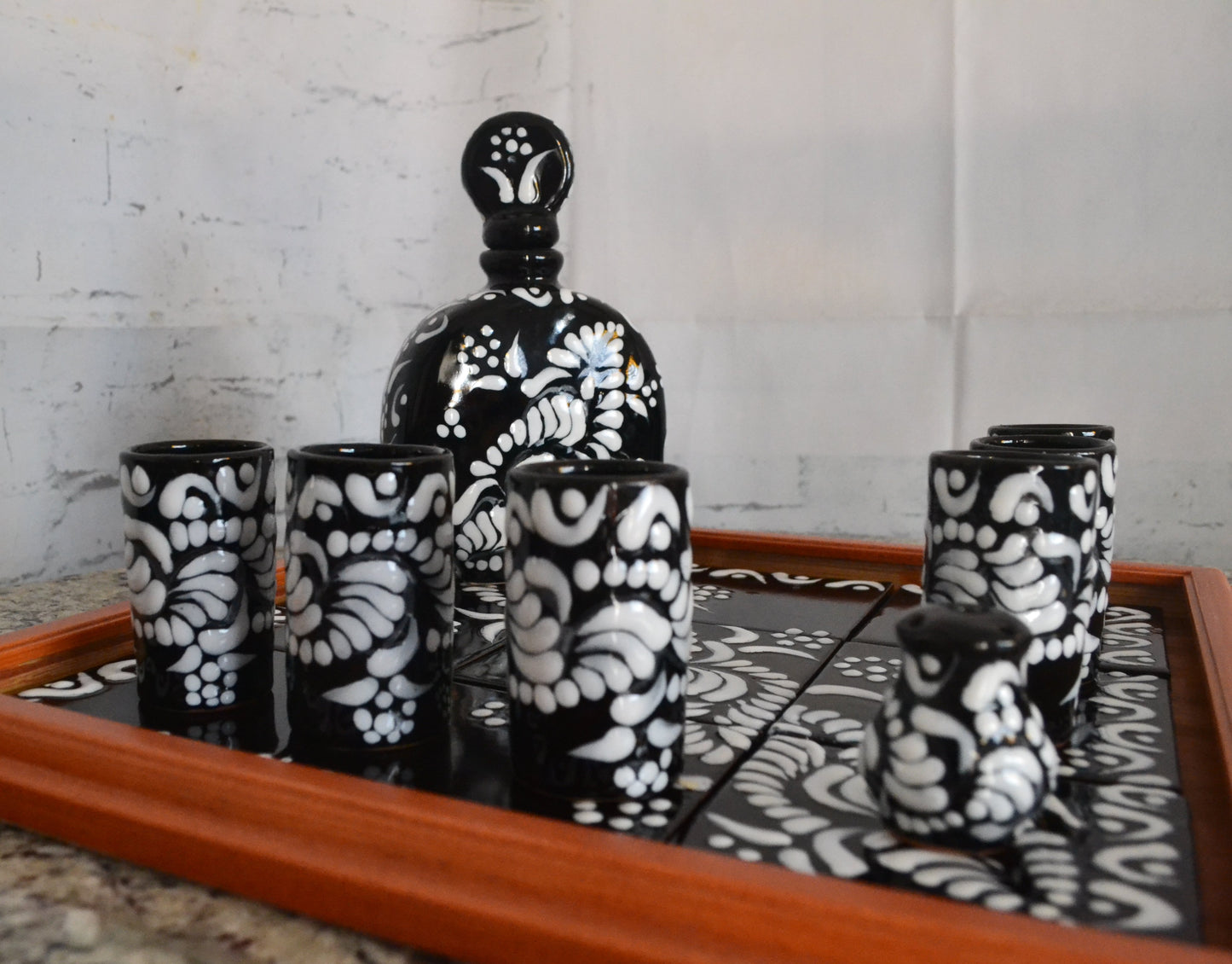 Juego de Tequila de Talavera Poblana con charola de madera CM522