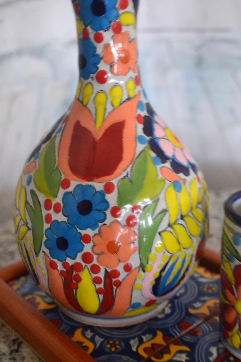 Juego de Licorera de Talavera Poblana con charola de madera CM535