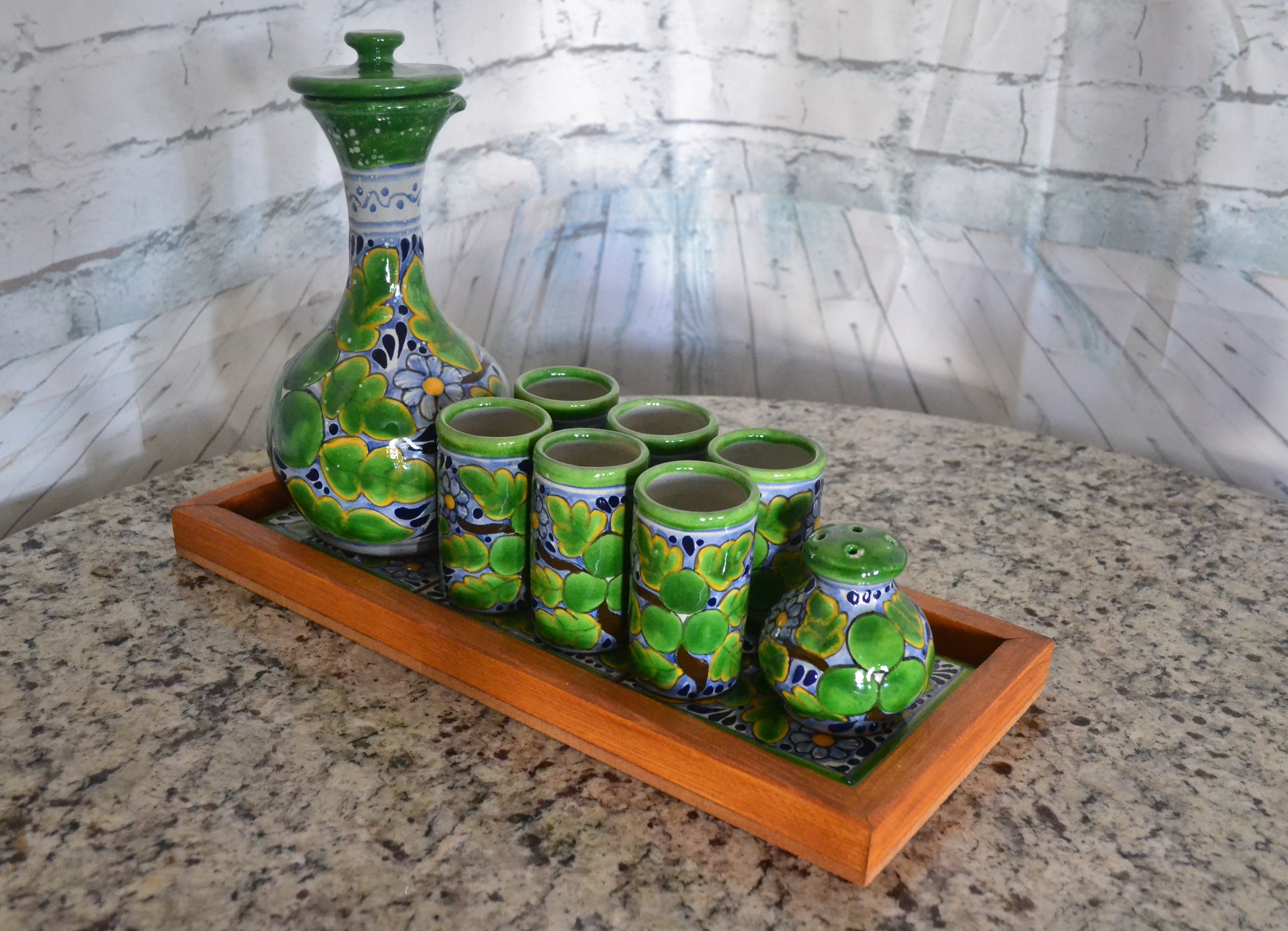 Juego de Licorera de Talavera Poblana con charola de madera CM534