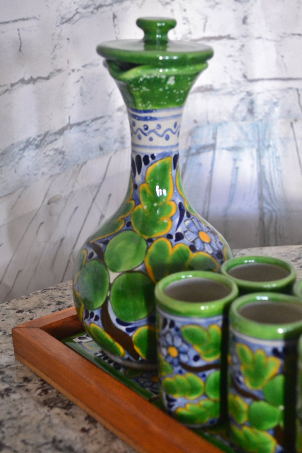 Juego de Licorera de Talavera Poblana con charola de madera CM534