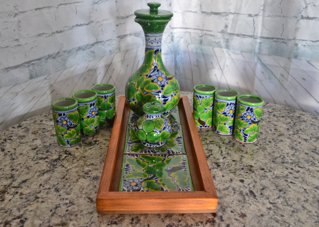 Juego de Licorera de Talavera Poblana con charola de madera CM534