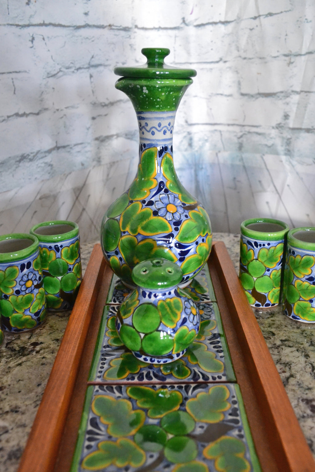 Juego de Licorera de Talavera Poblana con charola de madera CM534