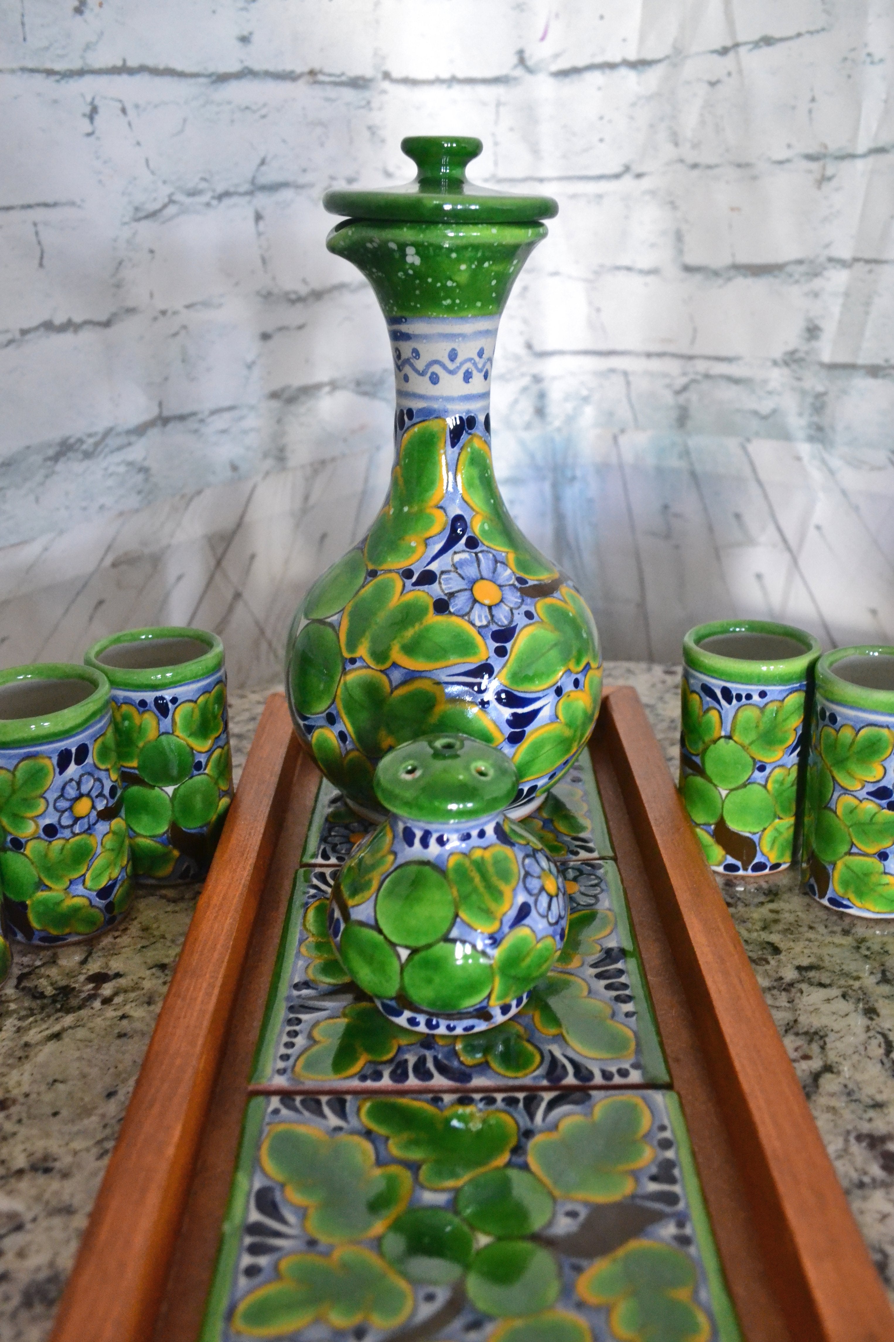 Juego de Licorera de Talavera Poblana con charola de madera CM534