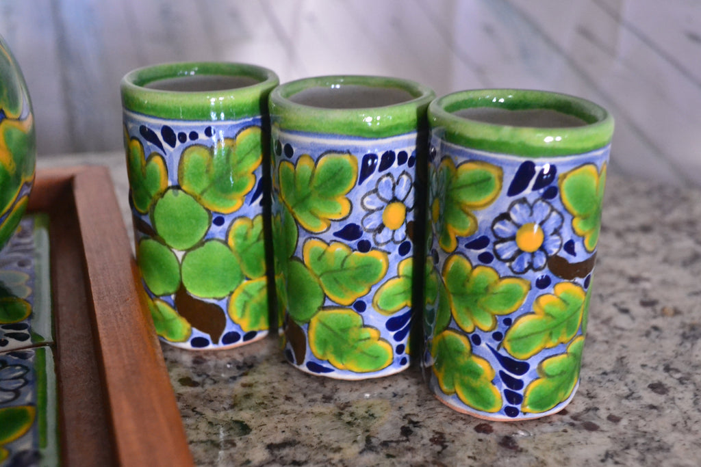 Juego de Licorera de Talavera Poblana con charola de madera CM534