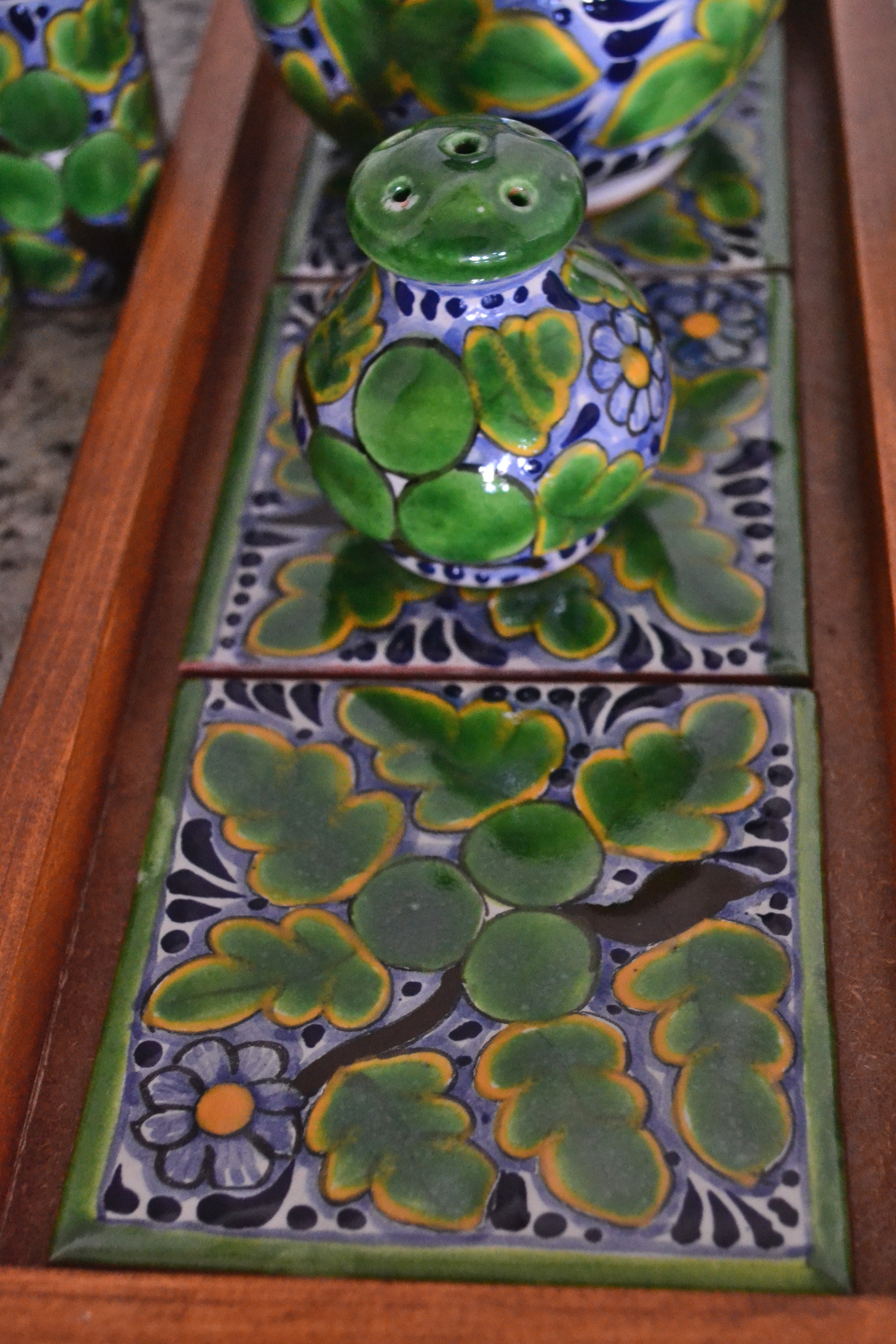 Juego de Licorera de Talavera Poblana con charola de madera CM534