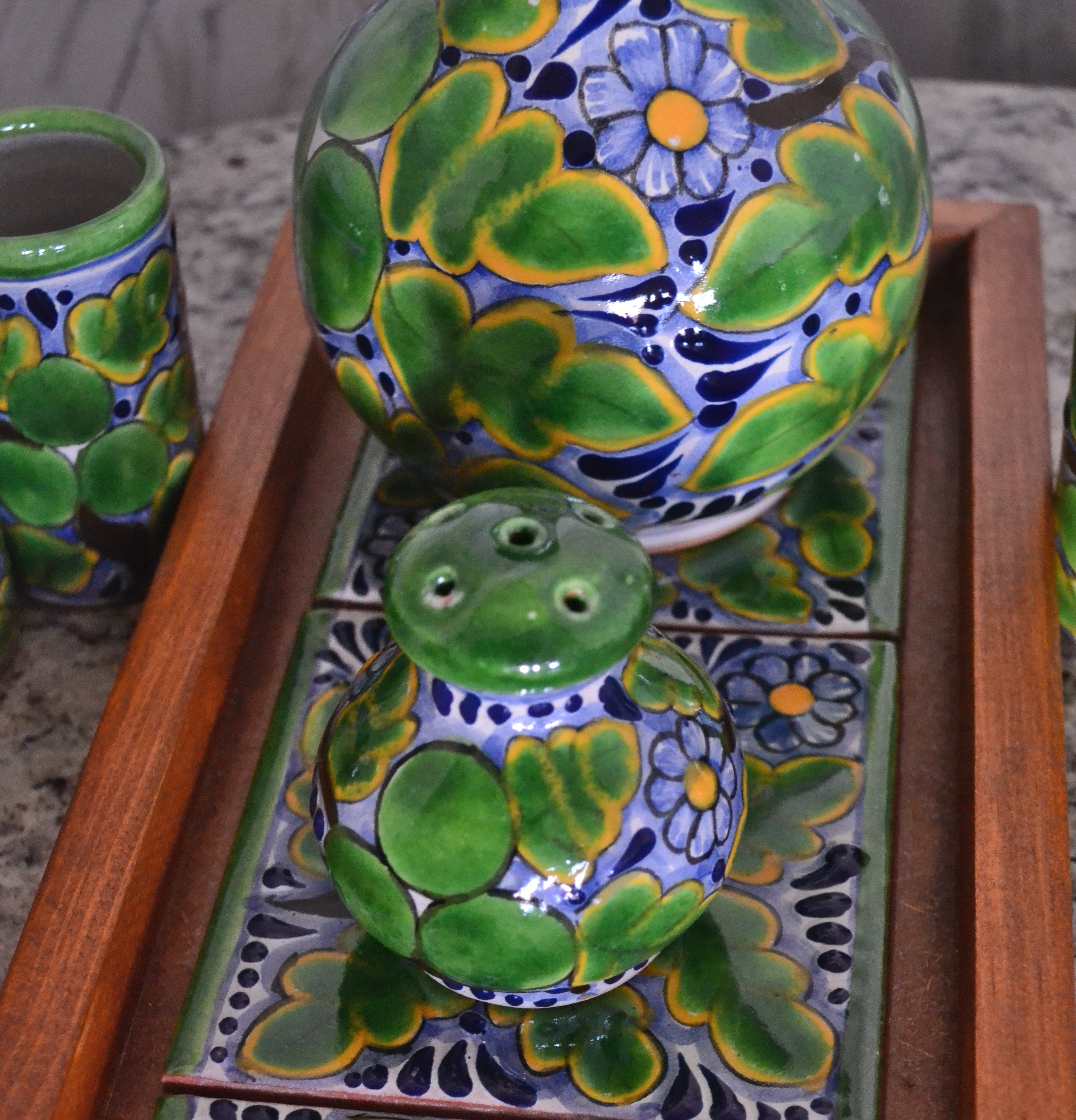 Juego de Licorera de Talavera Poblana con charola de madera CM534